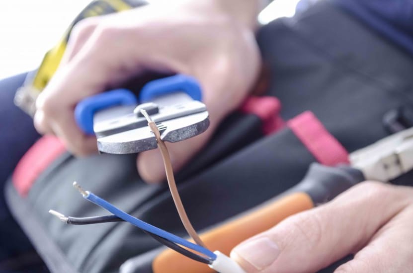Electrician_cutting_wire
